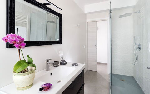 Casa Sunshine: Badkamer, Interieur Ontwerp, Loodgieterswerkinrichting, Flooring, Spiegel, Verdieping, Wastafel In De Badkamer, Badkamerkast, Kraan, Wastafel
