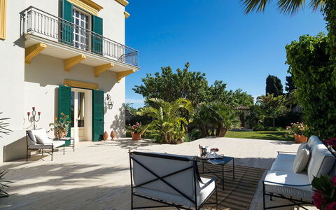 Green Villa: Blauw, Groen, Struik, Schaduw, Stoel, Tuin, Landgoed, Balkon, Landscaping, Gazon