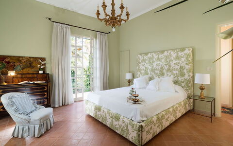 Green Villa: Meubilair, Interieur Ontwerp, Muur, Verdieping, Flooring, Bed, Slaapkamer, Kamer, Textiel, Verlichting
