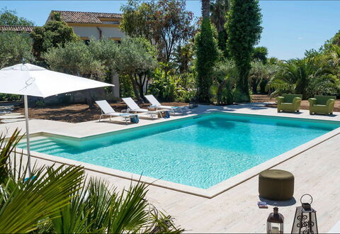 Green Villa: Zwembad, Toevlucht, Buitenmeubels, Eco Hotel, Samengesteld Materiaal, Ligstoel, Paraplu, Schaduw, Vrije Tijd, Stoel