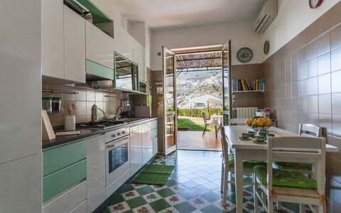 Il Giardino di Ravello: Keuken, Meubilair, Toestel Van De Keuken, Interieur Ontwerp, Flooring, Major Appliance, Countertop, Verdieping, Huishoudapparatuur, Stoel
