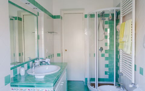 Il Giardino di Ravello: Interieur Ontwerp, Flooring, Verdieping, Loodgieterswerkinrichting, Badkamer, Wastafel In De Badkamer, Loodgieter, Kraan, Kamer, Plafond