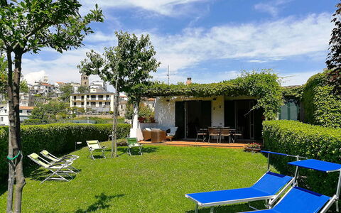 Il Giardino di Ravello: Struik, Tuin, Groundcover, Gazon, Buitenmeubels, Schaduw, Backyard, Werf, Landscaping, Hacienda