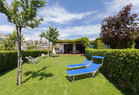 Il Giardino di Ravello: Struik, Tuin, Groundcover, Gazon, Haag, Schaduw, Zwembad, Landscaping, Werf, Backyard