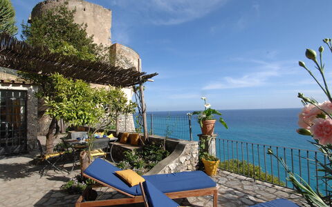 Romantic Tower: Blauw, Zee, Kust, Kust En Oceanic Landvormen, Oceaan, Bloempot, Balkon, Kamerplant, Baai, Tropen