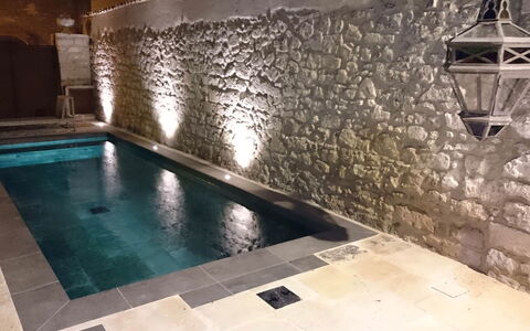 Villa Acreide: Flooring, Zwembad, Verdieping, Samengesteld Materiaal, Tegel, Beton, Flagstone, Waterpartij, Hotel