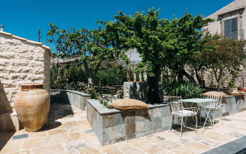 Villa Acreide: Bloempot, Flagstone, Buitenmeubels, Tuin, Schaduw, Beton, Kamerplant, Stoel, Landscaping, Binnenplaats