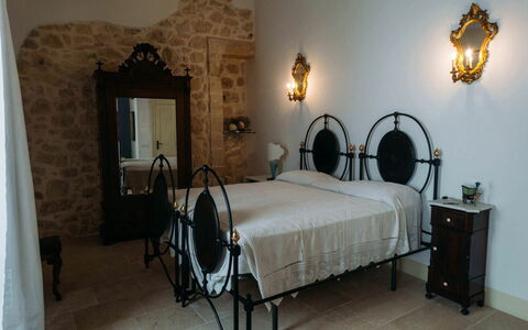 Villa Acreide: Meubilair, Verdieping, Slaapkamer, Bed, Bedding, Bed Frame, Lichte Inrichting, Lamp, Linens, Laken