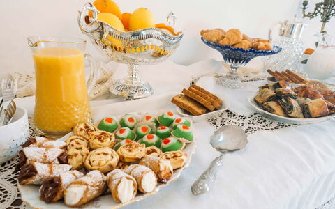 Villa Acreide: Voedsel, Tableware, Ingrediënt, Serveware, Nagerecht, Fruit, Finger Food, Tafel, Meubilair, Dishware