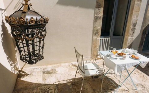 Villa Acreide: Muur, Meubilair, Stoel, Bloempot, Kamerplant, Lamp, Balkon, Gips, Lichte Inrichting