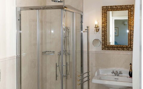 Villa Alina: Loodgieterswerkinrichting, Badkamer, Muur, Interieur Ontwerp, Flooring, Wastafel, Kraan, Wastafel In De Badkamer, Verdieping, Loodgieter
