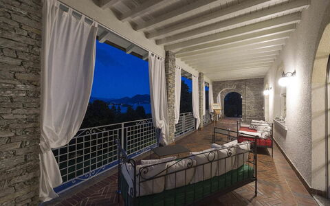 Villa Alina: Meubilair, Flooring, Stoel, Plafond, Balkon, Buitenmeubels, Villa, Hotel, Eco Hotel, Armleuning
