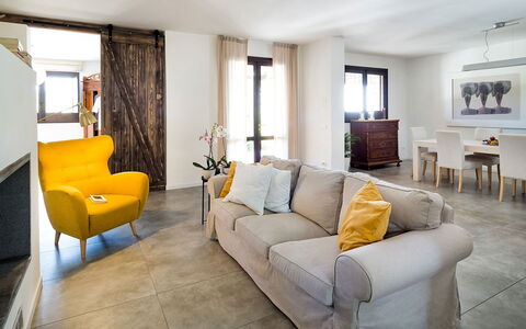 Villa Almond: Meubilair, Interieur Ontwerp, Flooring, Muur, Bankstel, Verdieping, Hout, Kamer, Tafel, Woonkamer