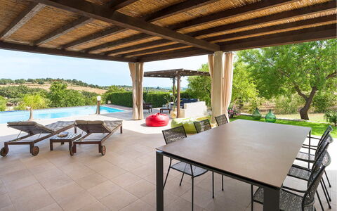 Villa Almond: Meubilair, Stoel, Flooring, Tafel, Buitenmeubels, Interieur Ontwerp, Zwembad, Toevlucht, Keuken En Eettafel, Schaduw