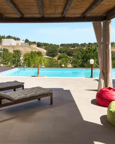 Villa Almond: Zwembad, Meubilair, Buitenmeubels, Toevlucht, Stoel, Vrije Tijd, Schaduw, Ligstoel, Eco Hotel, Patio