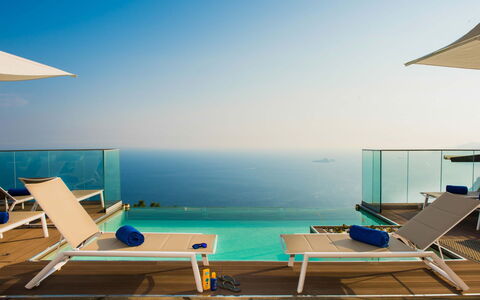 Villa Amanda: Blauw, Meubilair, Buitenmeubels, Toevlucht, Stoel, Zwembad, Zee, Schaduw, Balkon, Eco Hotel