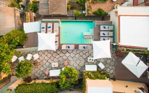 Villa Amanda: Zwembad, Toevlucht, Buitenmeubels, Paraplu, Vrije Tijd, Meubilair, Eco Hotel, Stoel, Vakantie, Ligstoel
