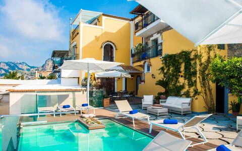 Villa Amanda: Zwembad, Toevlucht, Appartement, Ligstoel, Eco Hotel, Hotel, Villa, Balkon, Landgoed, Badplaats