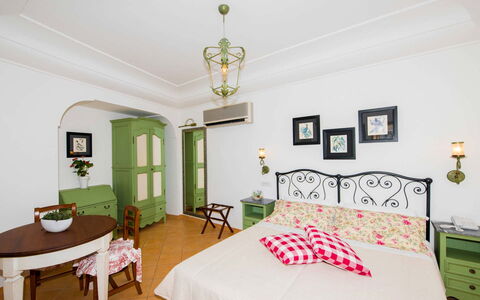 Villa Amanda: Meubilair, Interieur Ontwerp, Slaapkamer, Plafond, Bed, Flooring, Verdieping, Kamer, Laken, Verlichting