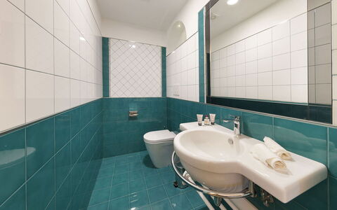Villa Avion: Loodgieterswerkinrichting, Flooring, Badkamer, Wastafel In De Badkamer, Verdieping, Interieur Ontwerp, Wastafel, Loodgieter, Kraan, Tegel