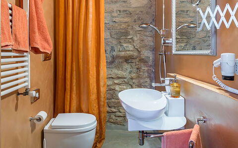 Villa Bastiano: Loodgieterswerkinrichting, Wc Bril, Flooring, Badkamer, Verdieping, Toilet, Interieur Ontwerp, Wastafel, Loodgieter, Kraan