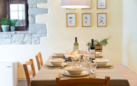 Villa Beatrice: Meubilair, Interieur Ontwerp, Stoel, Tafel, Eetkamer, Hout, Keuken En Eettafel, Tableware, Flooring, Plafond
