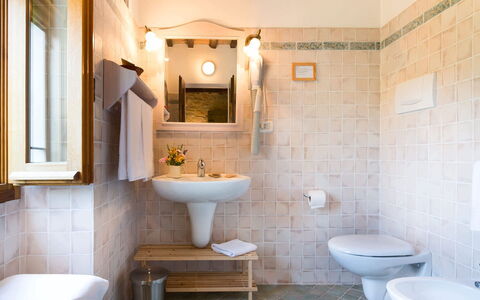 Villa Beatrice: Muur, Badkamer, Loodgieterswerkinrichting, Flooring, Wastafel In De Badkamer, Interieur Ontwerp, Verdieping, Wastafel, Kraan, Loodgieter