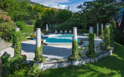 Villa Camilla: Zwembad, Tuin, Toevlucht, Landscaping, Schaduw, Buitenmeubels, Waterpartij, Flagstone, Backyard, Paraplu