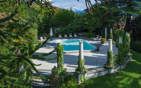 Villa Camilla: Zwembad, Schaduw, Tuin, Buitenmeubels, Landscaping, Toevlucht, Evergreen, Eco Hotel, Paraplu