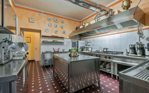 Villa Camilla: Keuken, Countertop, Interieur Ontwerp, Verlichting, Toestel Van De Keuken, Plafond, Flooring, Fornuis, Meubilair, Major Appliance