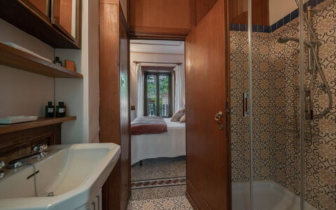 Villa Camilla: Verdieping, Hout, Flooring, Interieur Ontwerp, Bruin, Badkamer, Loodgieterswerkinrichting, Plafond, Kamer, Huis