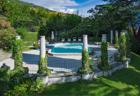 Villa Camilla: Zwembad, Tuin, Toevlucht, Landscaping, Schaduw, Buitenmeubels, Waterpartij, Flagstone, Backyard, Paraplu