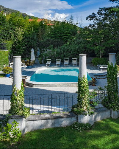 Villa Camilla: Zwembad, Tuin, Toevlucht, Landscaping, Schaduw, Buitenmeubels, Waterpartij, Flagstone, Backyard, Paraplu