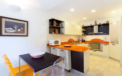 Villa Castore: Meubilair, Keuken, Countertop, Interieur Ontwerp, Toestel Van De Keuken, Flooring, Major Appliance, Cabinetry, Hout, Plafond