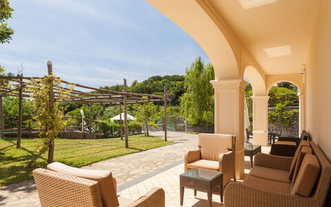 Villa Castore: Buitenmeubels, Schaduw, Stoel, Eco Hotel, Balkon, Veranda, Outdoor Structuur, Villa, Hacienda, Buitentafel