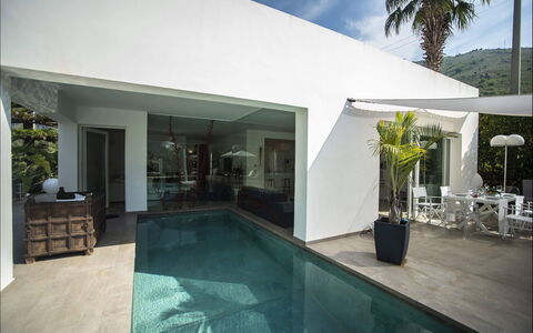 Villa Corallo: Huis, Architectuur, Verdieping, Schaduw, Zwembad, Stoel, Toevlucht, Eco Hotel, Kamerplant