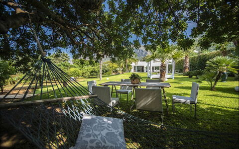 Villa Corallo: Boom, Gras, Struik, Tuin, Landschap, Land Lot, Gazon, Schaduw, Landscaping