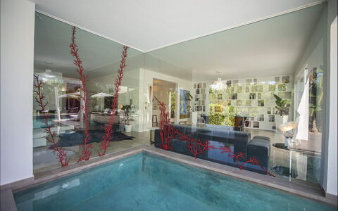 Villa Corallo: Interieur Ontwerp, Flooring, Verdieping, Plafond, Verlichting, Appartement, Stoel, Glas, Woonkamer, Kamerplant