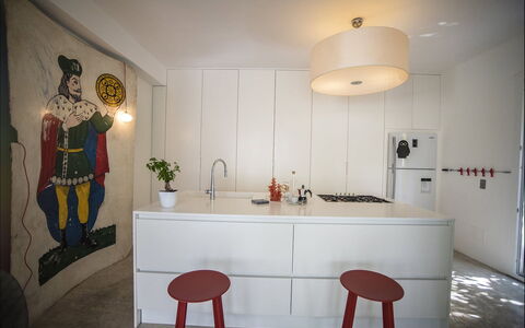 Villa Corallo: Interieur Ontwerp, Flooring, Countertop, Meubilair, Lichte Inrichting, Hout, Keuken, Verdieping, Plafond, Verlichting