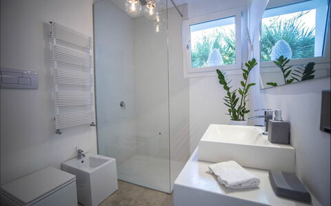 Villa Corallo: Badkamer, Interieur Ontwerp, Loodgieterswerkinrichting, Flooring, Muur, Verdieping, Wastafel, Kraan, Plafond, Spiegel