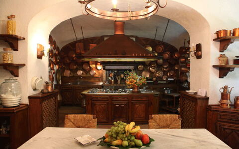 Villa Correale: Interieur Ontwerp, Verlichting, Meubilair, Lichte Inrichting, Plafond, Kamer, Stoel, Keuken, Beits, Cabinetry