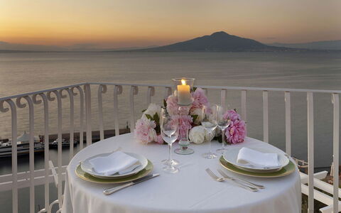 Villa Correale: Meubilair, Tafelkleed, Tafel, Linens, Stoel, Centerpiece, Zee, Oceaan, Keuken En Eettafel