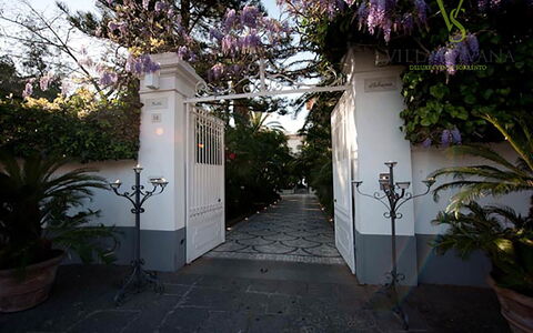 Villa Correale: Tuin, Bloempot, Schaduw, Landscaping, Flagstone, Gang, Werf, Hacienda, Binnenplaats