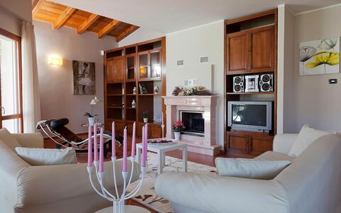 Villa Cremia: Meubilair, Interieur Ontwerp, Flooring, Verdieping, Hout, Kamer, Woonkamer, Plafond, Huis, Verlichting