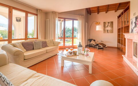 Villa Cremia: Meubilair, Interieur Ontwerp, Flooring, Verdieping, Hout, Plafond, Kamer, Huis, Woonkamer, Bankstel