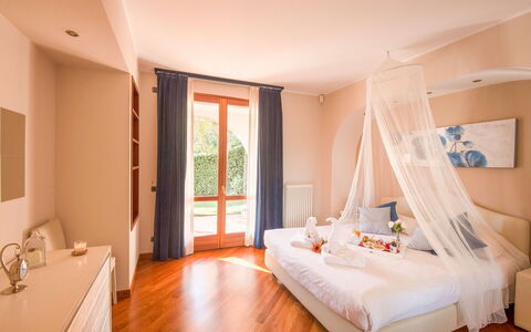 Villa Cremia: Meubilair, Interieur Ontwerp, Hout, Verdieping, Slaapkamer, Bed, Flooring, Verlichting, Plafond, Kamer