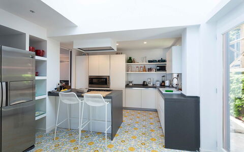 Villa Davide: Keuken, Flooring, Interieur Ontwerp, Countertop, Verdieping, Toestel Van De Keuken, Meubilair, Plafond, Major Appliance, Cabinetry