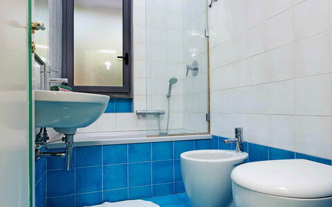 Villa Davide: Blauw, Flooring, Badkamer, Loodgieterswerkinrichting, Verdieping, Interieur Ontwerp, Toilet, Wc Bril, Tegel, Samengesteld Materiaal