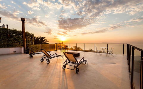 Villa Davide: Schemer, Zee, Oceaan, Balkon, Toevlucht, Zonsondergang, Stoel, Kust, Houten Vloer