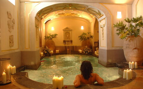 Palazzo Santa Croce: Interieur Ontwerp, Verlichting, Toevlucht, Plafond, Lichte Inrichting, Hotel, Hacienda, Waterpartij, Zwembad, Kamerplant